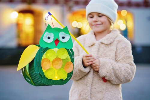 Kind beim Martinsumzug.