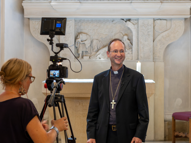Making of Bilder von Weihbischof Stephan Turnovszky anlässlich eines Videodrehs in der Andreaskapelle in Wien